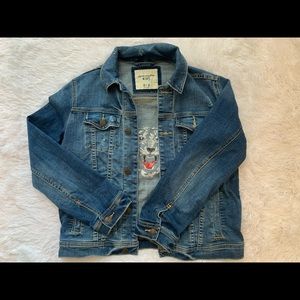 Abercrombie Kids: embroidered stretch
denim jacket🎉